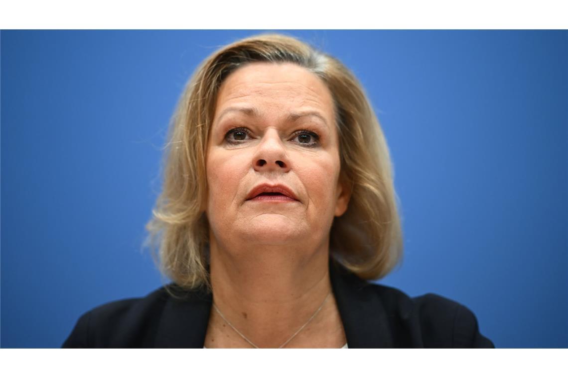 Nettozuwanderung nach Deutschland halbiert Bundesinnenministerin Nancy Faeser (SPD) warnt vor Ausgrenzung von Migranten in Deutschland. (Archivbild)