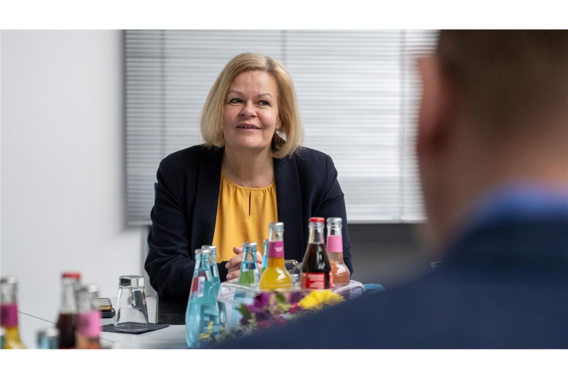 Zähe Runde für öffentlichen Dienst - "Spalt wird kleiner" Bundesinnenministerin Nancy Faeser vertritt bei den Tarifverhandlungen für den öffentlichen Dienst die Arbeitgeberseite.