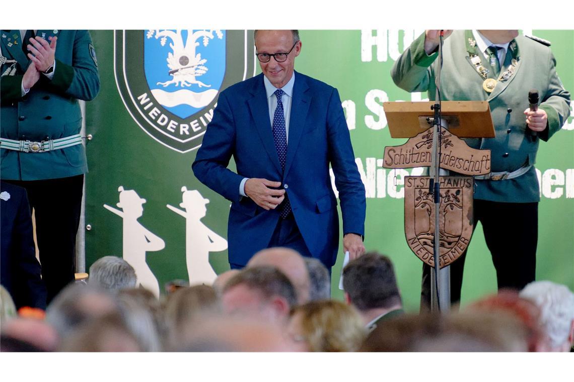 Bilder des Tages Bundeskanzler Friedrich Merz beim Schützenfest der St. Stephanus Schützenbruderschaft Niedereimer in seiner Heimatstadt Arnsberg.