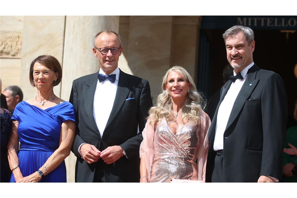 Roter Teppich für die Politik - Bayreuth-Start nach Gewitter Bundeskanzler Friedrich Merz (CDU, 2.v.l.) seine Frau Charlotte (l), Markus Söder (CSU, r), Ministerpräsident von Bayern, und seine Frau Karin bei der Eröffnung der Bayreuther Festspiele