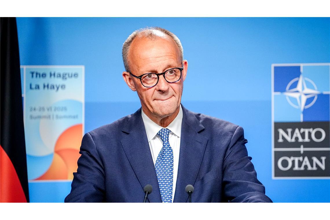 Merz ruft Trump zu schärferen Sanktionen gegen Russland auf Bundeskanzler Friedrich Merz (CDU) äußert sich in Den Haag vor Journalisten zu den Ergebnissen des Nato-Gipfels mit US-Präsident Donald Trump.