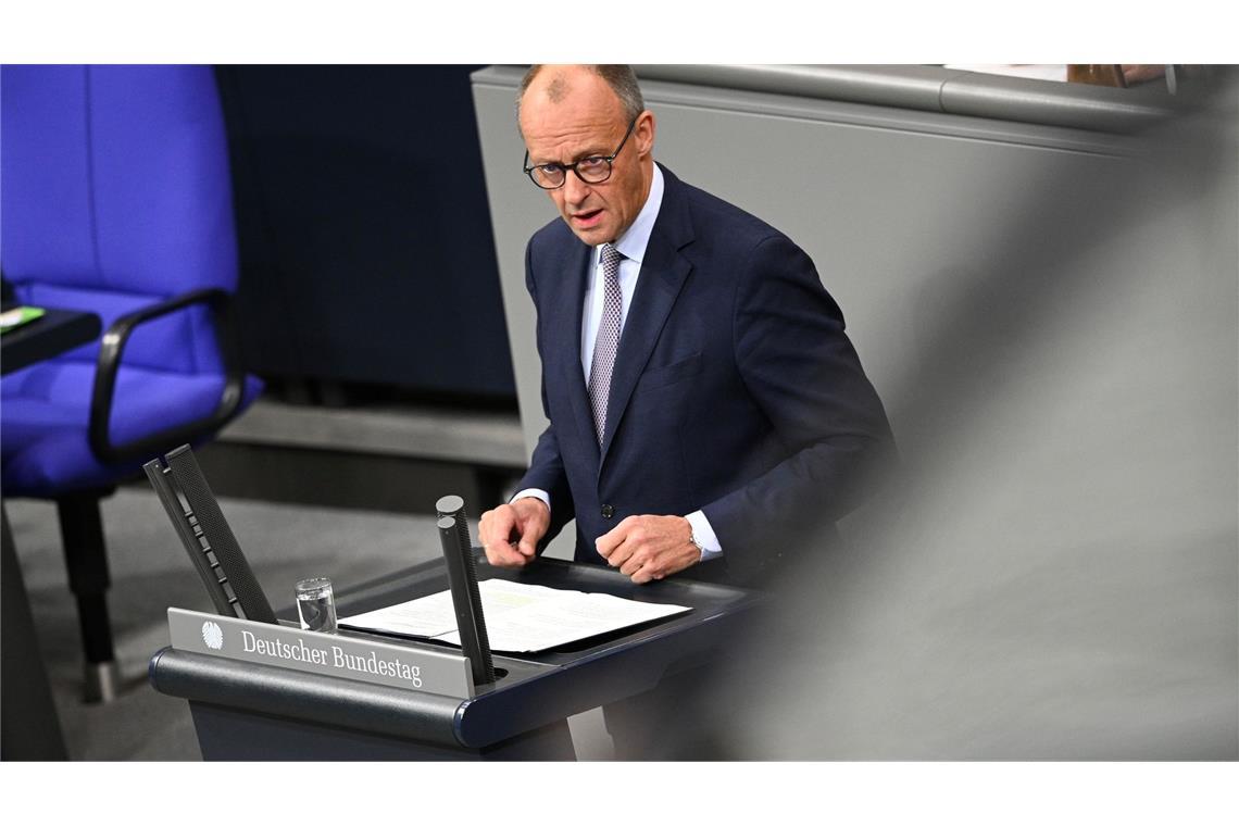 Merz fordert stärkeres Europa - und schweigt zum Wehrdienst Bundeskanzler Friedrich Merz (CDU) äußert sich in seiner Regierungserklärung im Bundestag gleich zu Beginn zum in Ägypten unterzeichneten Gaza-Friedensplan von US-Präsident Donald Trump.