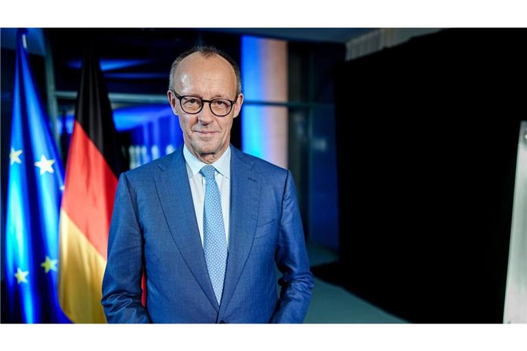 Bundeskanzler Friedrich Merz (CDU) blickt am Rande der Aufzeichnung der Neujahrsansprache des Bundeskanzlers.