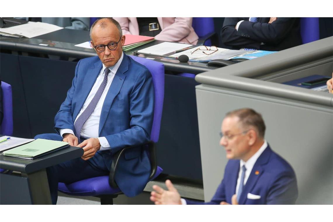Bundeskanzler Friedrich Merz CDU hört am 9. Juli 2026 nach Abgabe einer Regierungserklärung AfD-Chef Tino Chrupalla zu. 