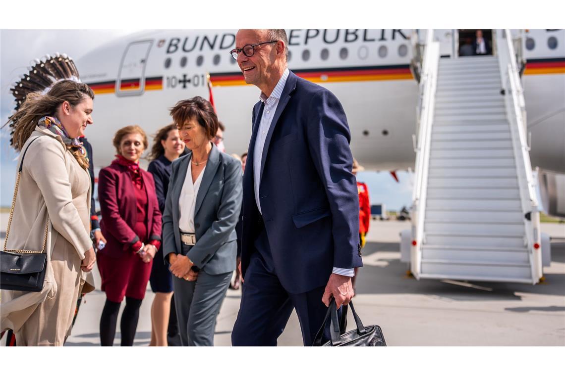 Bilder des Tages Bundeskanzler Friedrich Merz (CDU) kommt in Begleitung seiner Frau Charlotte Merz zum G7-Gipfel der Staats- und Regierungschefs auf dem Flughafen in Calgary in Kanada an.