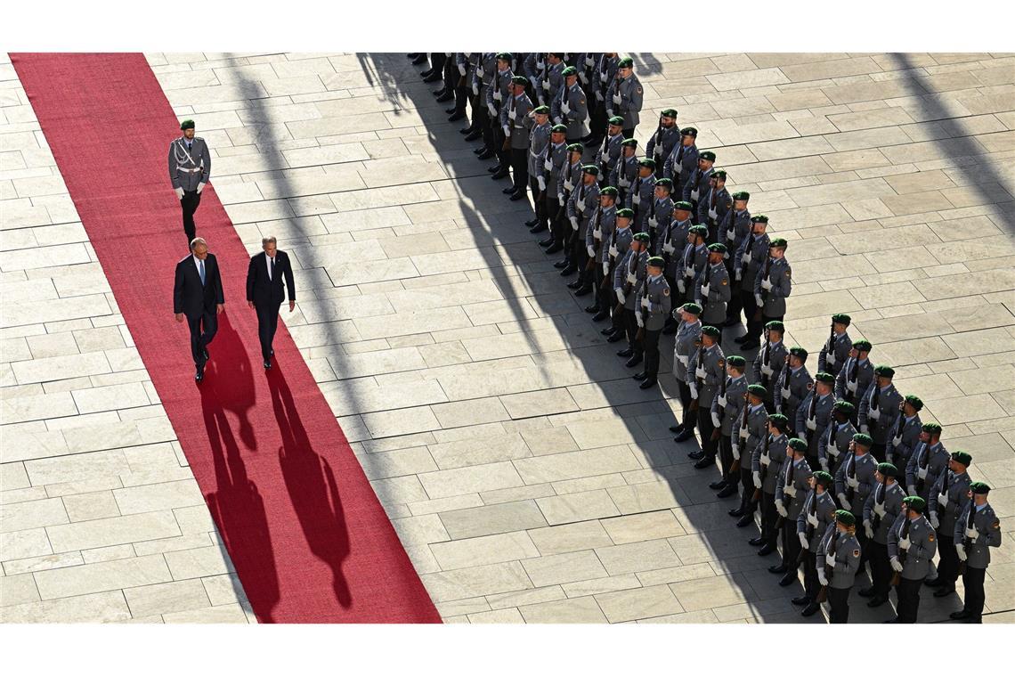 Bilder des Tages Bundeskanzler Friedrich Merz (CDU, l) empfängt den kanadischen Premierminister Mark Carney vor dem Kanzleramt mit militärischen Ehren.