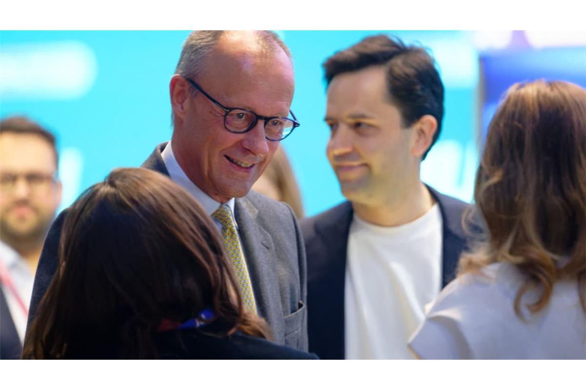 Bundeskanzler Friedrich Merz (CDU, l) und Johannes Winkel (CDU), Vorsitzender der Jungen Union, sprechen mit Teilnehmern des Deutschlandtags der Jungen Union.