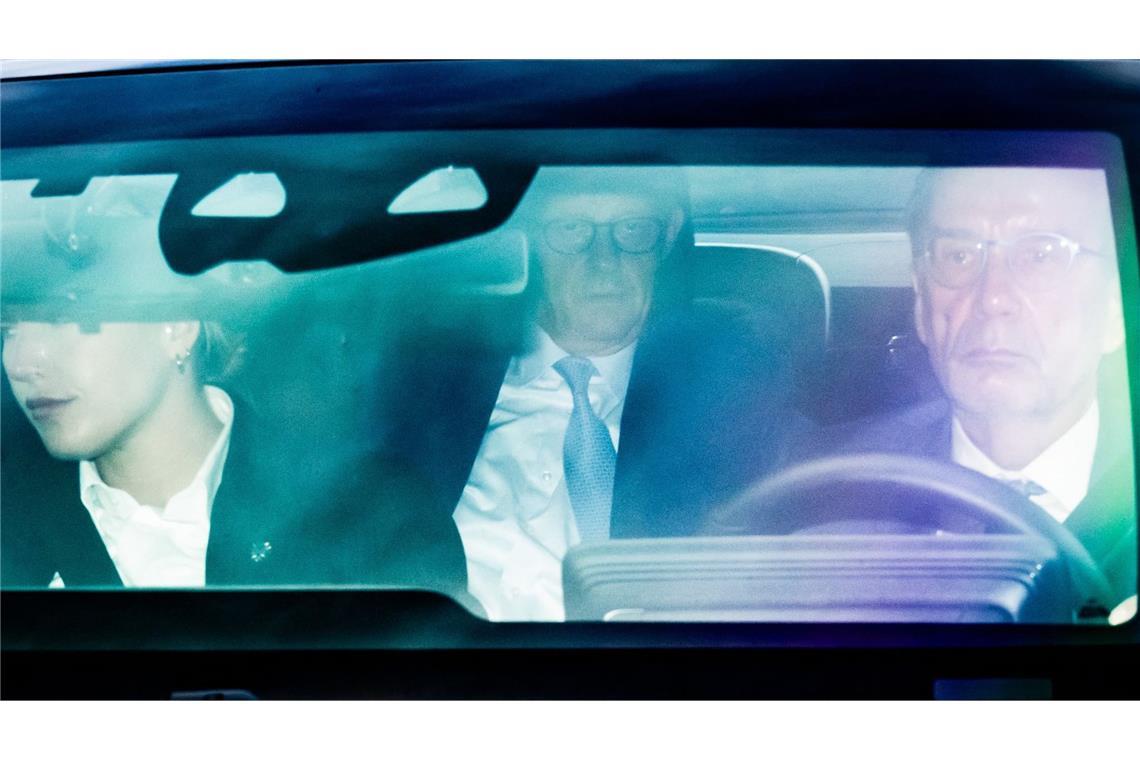 Bundeskanzler Friedrich Merz (CDU, M) kommt in einem Auto am Konrad-Adenauer-Haus, der CDU-Parteizentrale, an. Am Sonntag (20.09.2026) finden in Mecklenburg-Vorpommern und Berlin die Wahlen zum Landtag beziehungsweise Abgeordnetenhaus statt. (zu dpa: «Merz will sich um kurz nach 18.00 Uhr zum Wahlausgang äußern»)