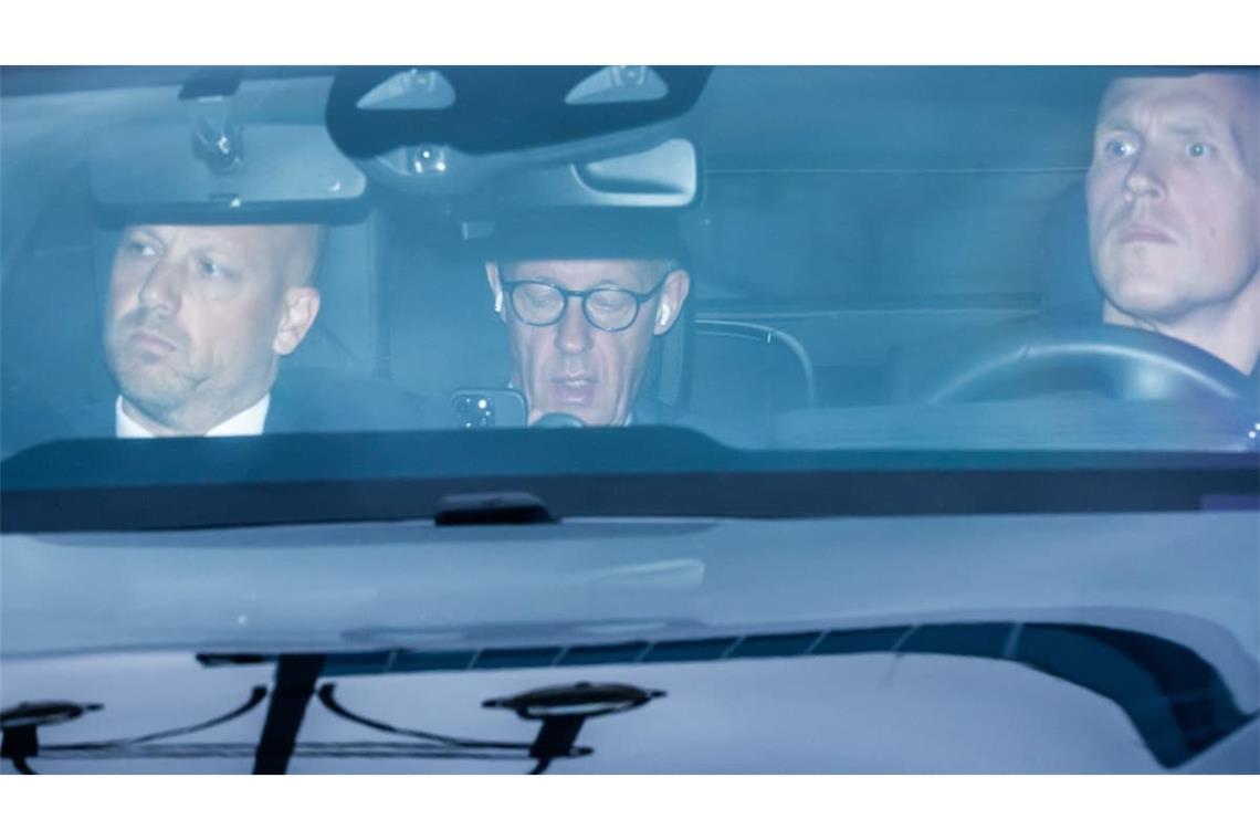 Bundeskanzler Friedrich Merz (CDU, M) kommt nach den Landtagswahlen in Berlin und Mecklenburg-Vorpommern in seiner Limousine am Konrad-Adenauer-Haus, der Bundeszentrale der CDU, zur Sitzung des CDU-Präsidiums an.
