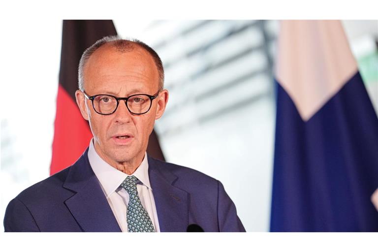 Bundeskanzler Friedrich Merz (CDU) sieht die Reichweitenfreigabe für deutsche Waffen in der Ukraine als nötig an.