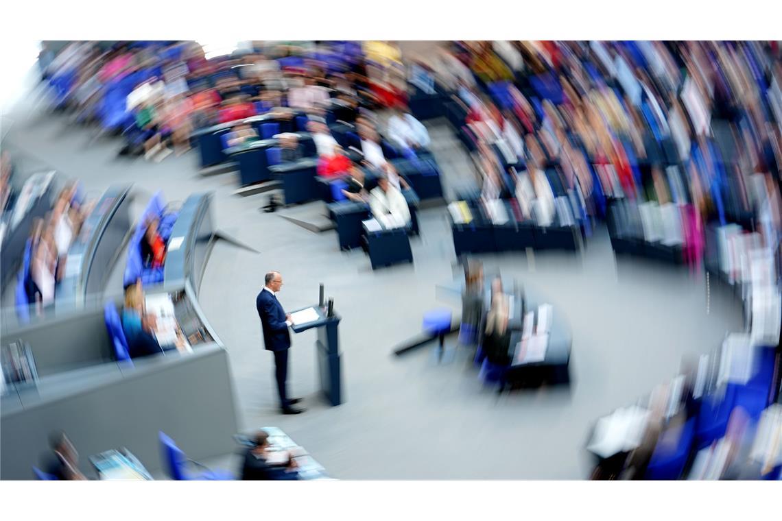 Bilder des Tages Bundeskanzler Friedrich Merz (CDU) spricht bei seiner Regierungserklärung im Plenum des Bundestags.