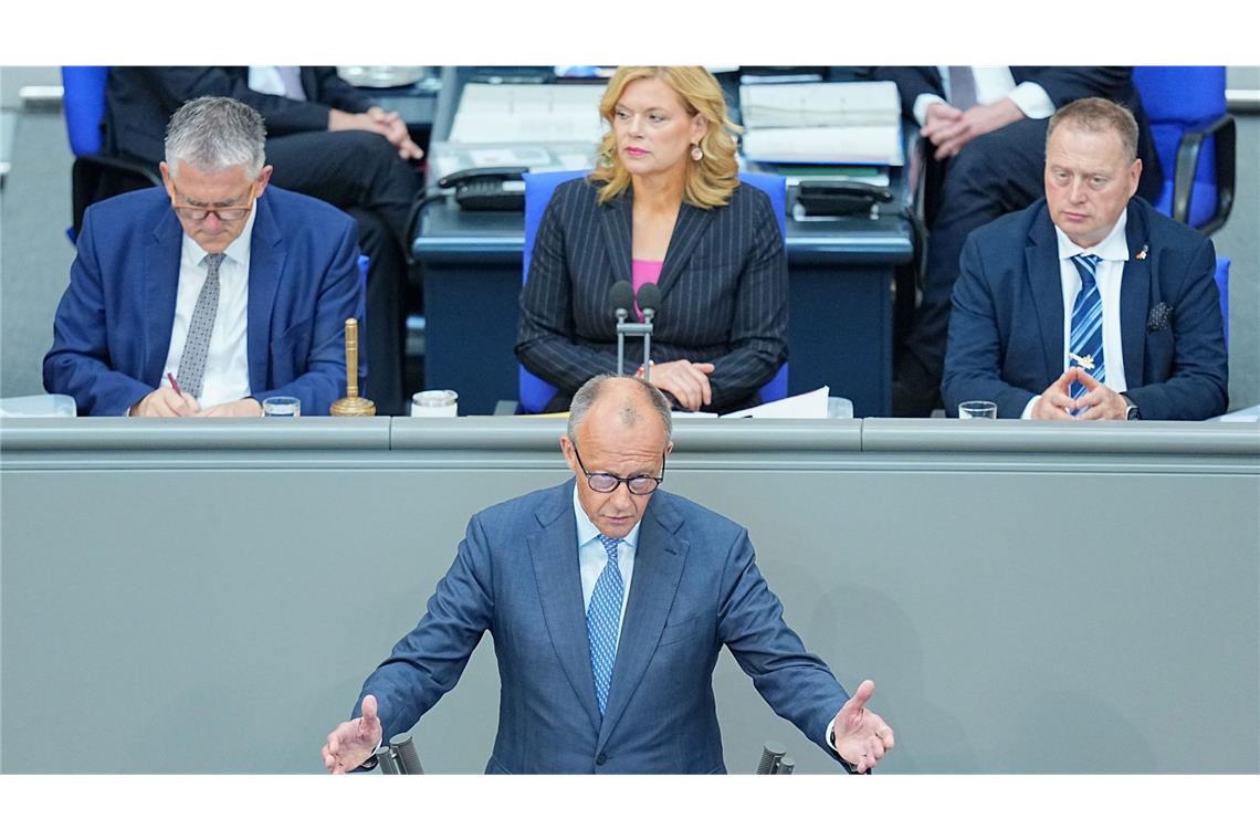 Bundeskanzler Friedrich Merz (CDU) spricht im Plenarsaal im Bundestag bei einer Regierungserklärung.