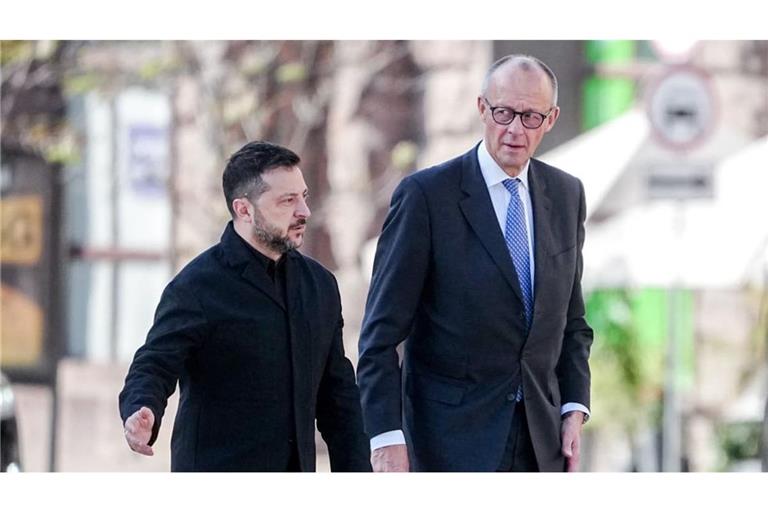 Bundeskanzler Friedrich Merz (CDU) und Wolodymyr Selenskyj (l), Präsident der Ukraine.