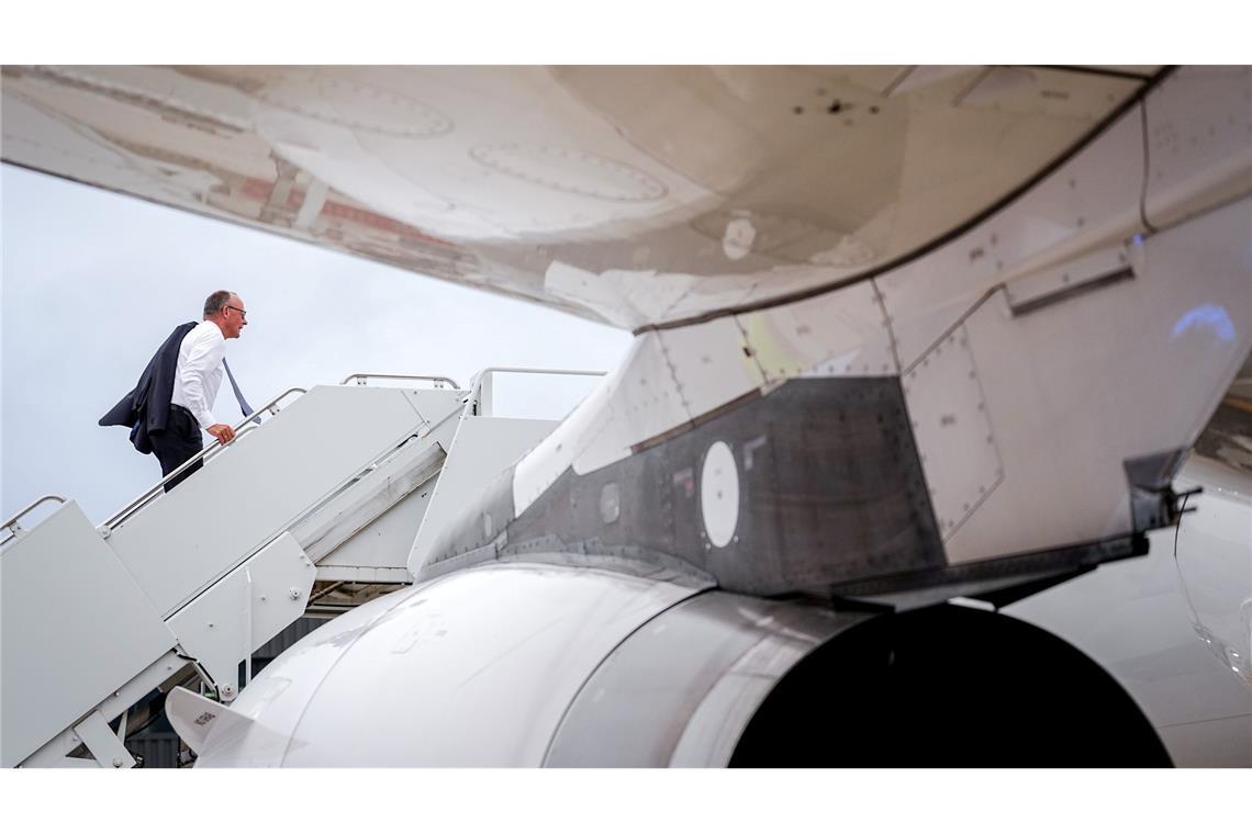 Bilder des Tages Bundeskanzler Friedrich Merz geht nach dem Treffen mit US-Präsident Trump und dem ukrainischen Präsidenten Selenskyj für den Rückflug nach München die Gangway zum Airbus A319 der Luftwaffe hinauf.