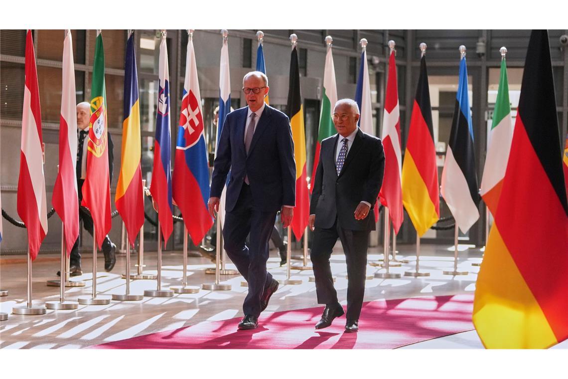 Bilder des Tages Bundeskanzler Friedrich Merz geht neben dem Präsidenten des Europäischen Rates, Antonio Costa, bei seinem Antrittsbesuch in Brüssel.