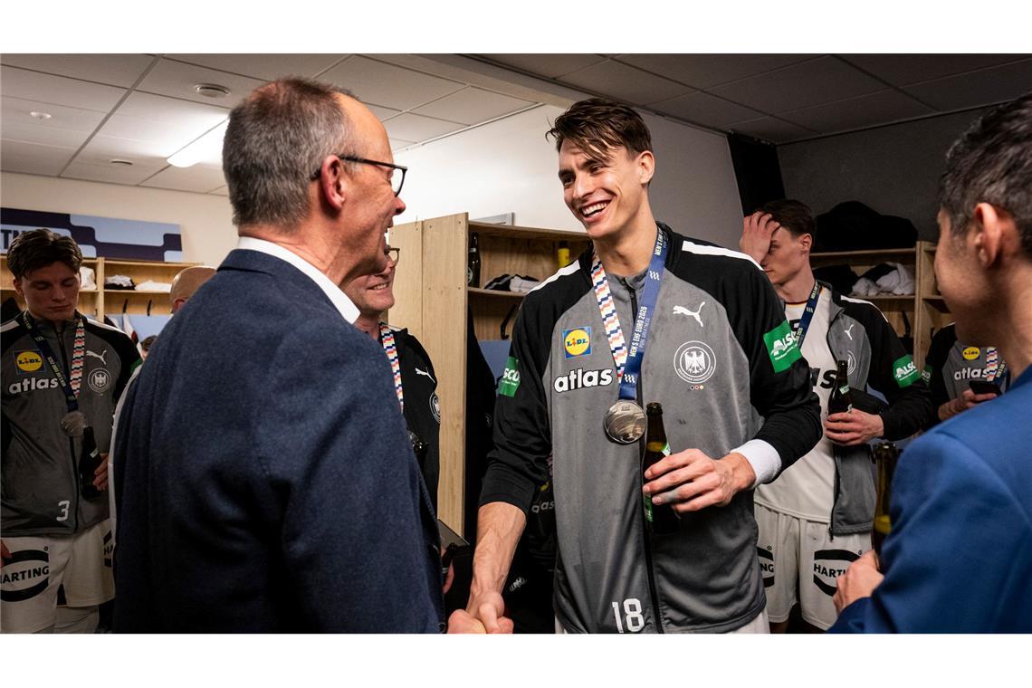 Bundeskanzler Friedrich Merz gratuliert Deutschlands Handballern in der Kabine.