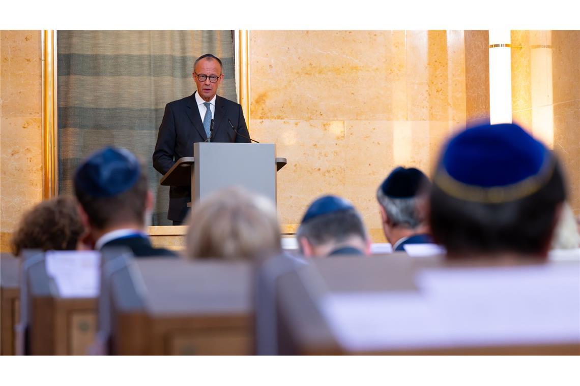 Merz kämpft in wiedereröffneter Synagoge mit Tränen Bundeskanzler Friedrich Merz hat sich bei der Wiedereröffnung der Synagoge in München sehr berührt gezeigt.
