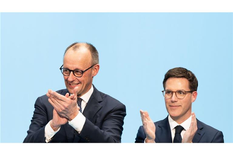 Bundeskanzler Friedrich Merz (l, CDU) und Manuel Hagel, Spitzenkandidat für die Landtagswahl in Baden-Württemberg (Archivbild).