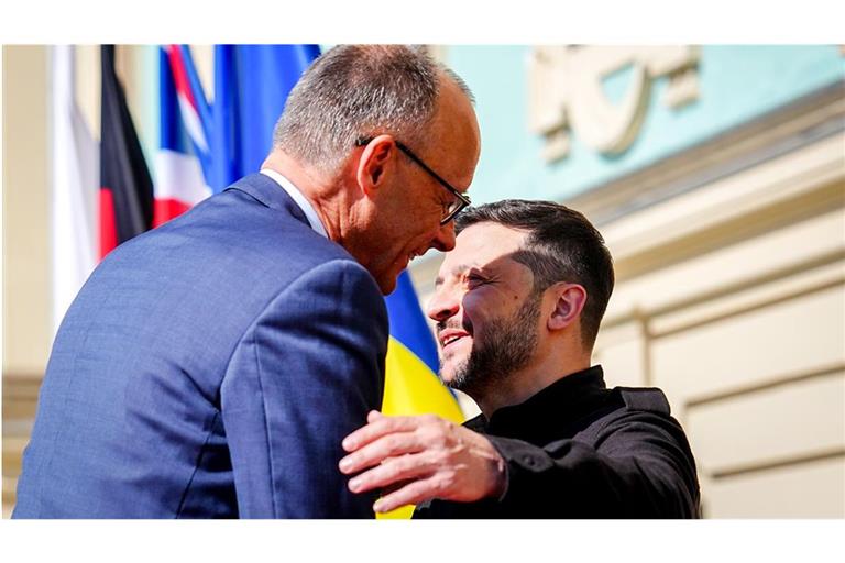 Bundeskanzler Friedrich Merz (l, CDU), wird von Wolodymyr Selenskyj, Präsident der Ukraine, vor dem Marienpalast in Kiew empfangen. (Archivbild)