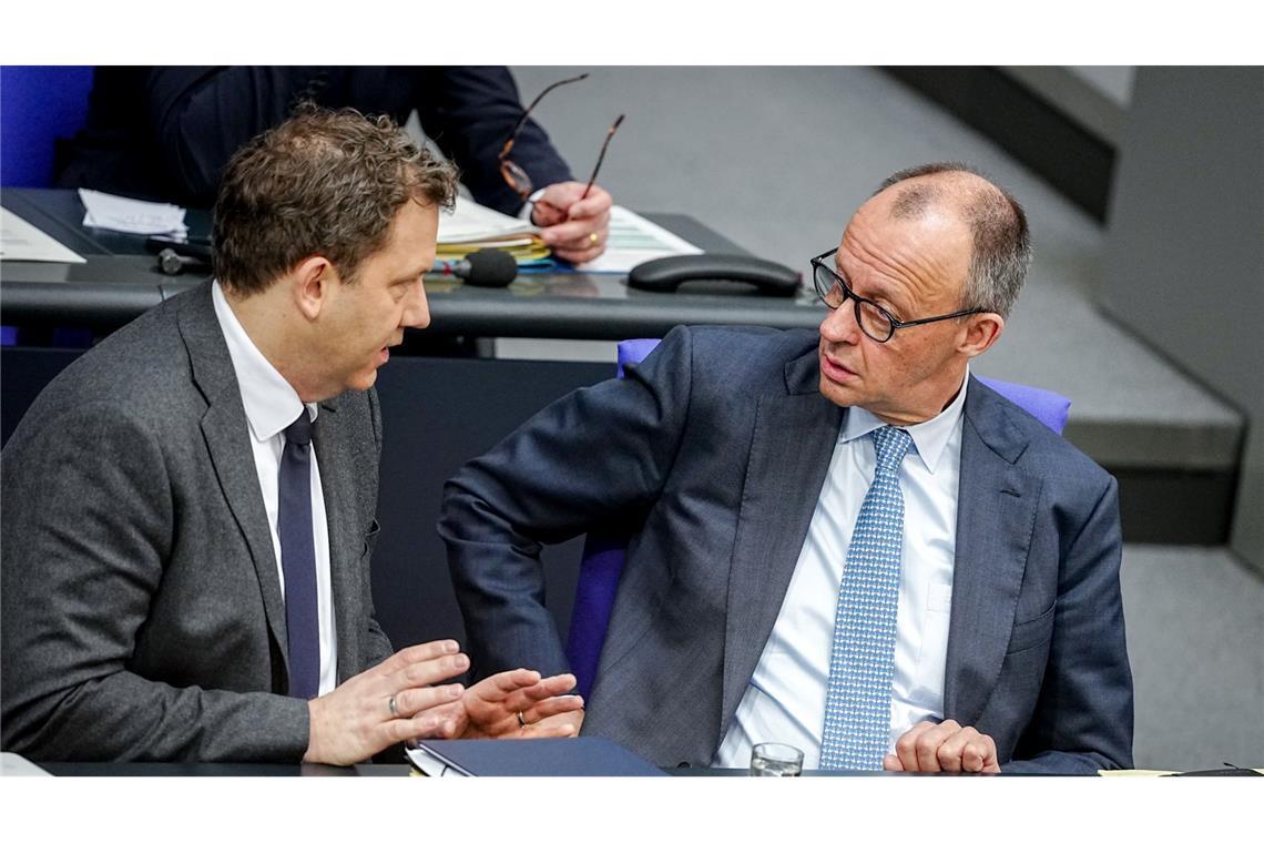 Bundeskanzler Friedrich Merz (r., CDU) und Vizekanzler Lars Klingbeil (SPD) treffen sich am Dienstag mit den Spitzen der Koalition zu Beratungen im Koalitionsausschuss.
