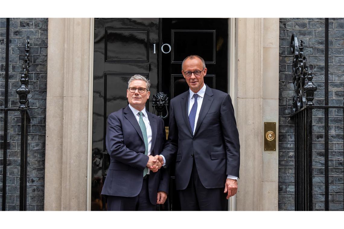 Bundeskanzler Friedrich Merz (r) zu Besuch bei Premierminister Keir Starmer in der Downing Street 10.