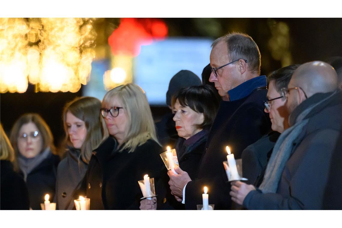 Bundeskanzler Friedrich Merz, seine Ehefrau Charlotte Merz und Simone Borris , Oberbürgermeisterin von Magdeburg, nehmen ein Jahr nach dem Anschlag auf dem Magdeburger Weihnachtsmarkt an einer Lichterkette nach der Gedenkveranstaltung in der Johanniskirche teil.