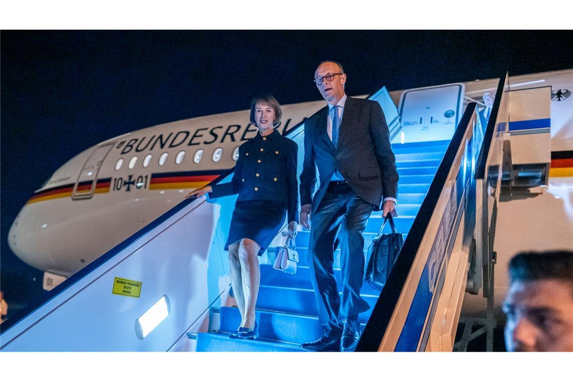 Bilder des Tages Bundeskanzler Friedrich Merz steigt neben seiner Frau Charlotte am Flughafen in Ankara aus einem Flugzeug der Flugbereitschaft.