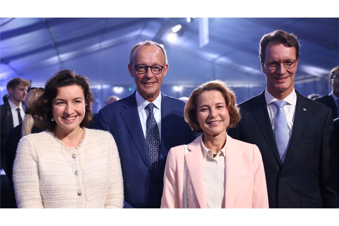 Merz nimmt schnellsten Computer Europas in Betrieb Bundeskanzler Friedrich Merz und NRW-Ministerpräsident Hendrik Wüst haben den Supercomputer "Jupiter" in Jülich in Betrieb genommen.