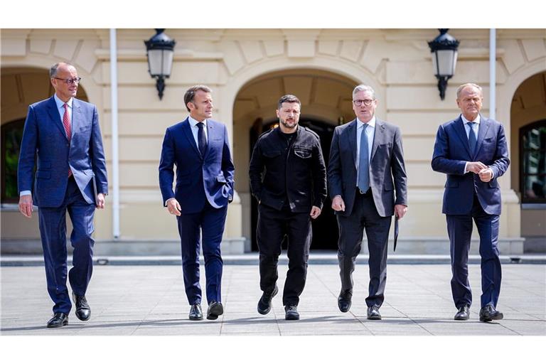 Bundeskanzler Friedrich Merz (von links), Frankreichs Präsident Emmanuel Macron, Wolodymyr Selenskyj, Präsident der Ukraine, Keir Starmer, Premierminister von Großbritannien, und Donald Tusk, Ministerpräsident von Polen, haben in Kiew Russland mit Sanktionen gedroht. Die werden von der EU nun umgesetzt.