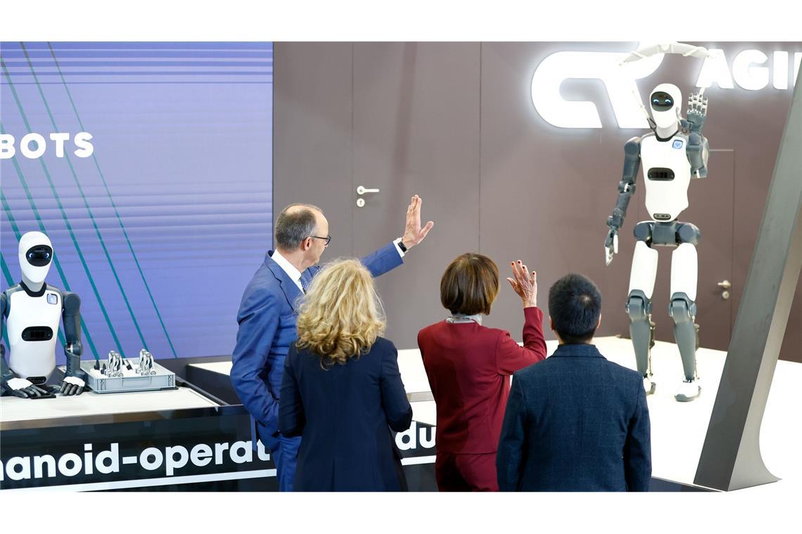 Merz als "Herr Merkel" und ein ungewöhnlicher Messe-Rundgang