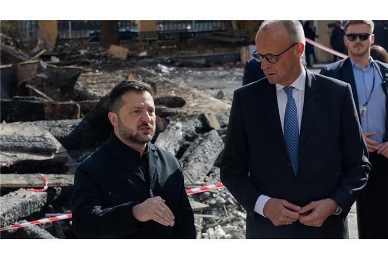 Bundeskanzler Friedrich (rechts) Merz ist zu Besuch beim&nbsp;ukrainischen Präsidenten Wolodymyr Selenskyj (links) in Kiew.