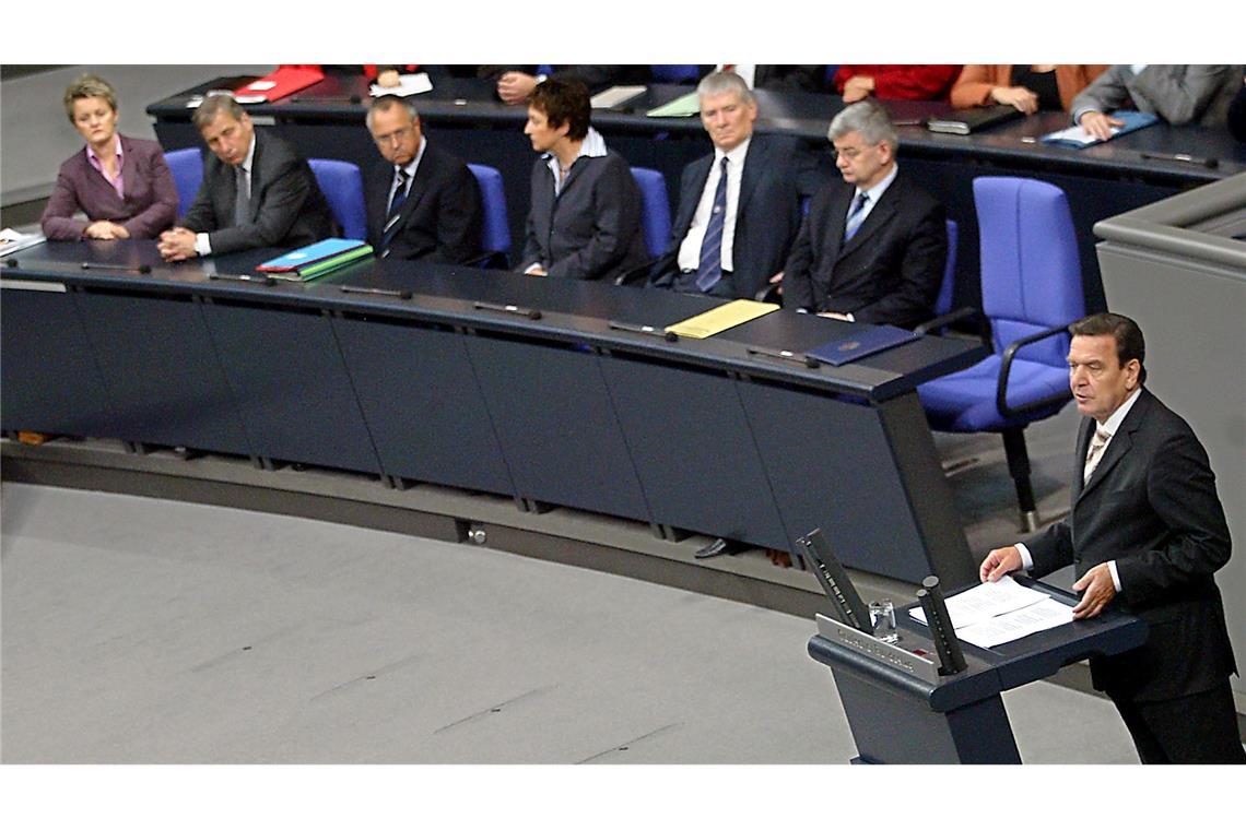 So funktioniert die Vertrauensfrage im Bundestag Bundeskanzler Gerhard Schröder stellte die Vertrauensfrage gleich zweimal - wie hier 2005.