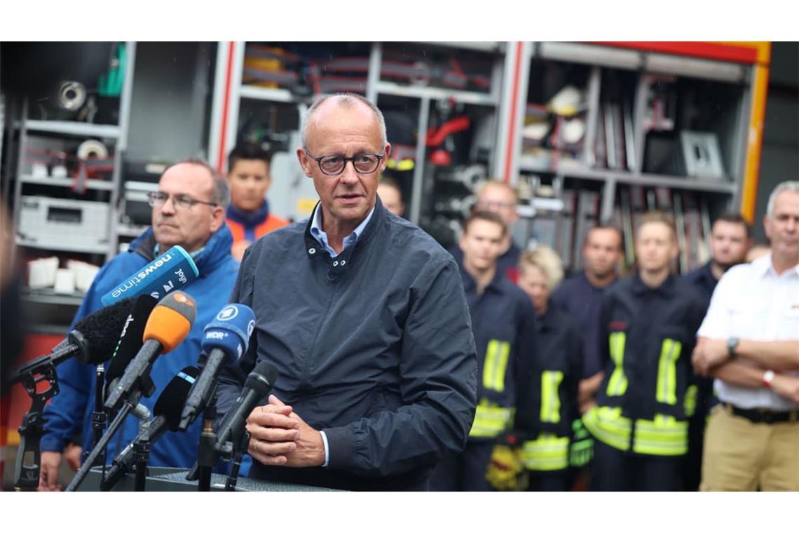 Bundeskanzler Merz dankte den zahlreichen Helferinnen und Helfern für ihren Einsatz.