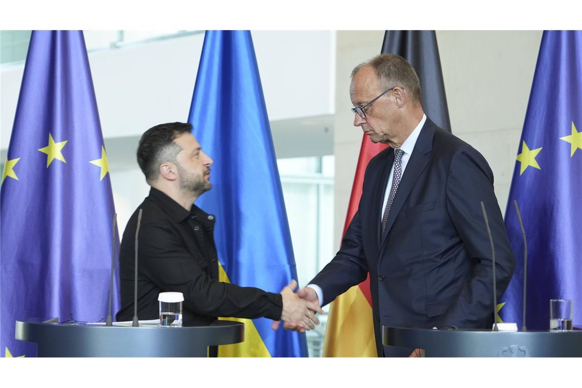 Merz zu Ukraine-Verhandlungen: Kiew muss mit am Tisch sitzen Bundeskanzler Merz und Wolodymyr Selenskyj im Kanzleramt.