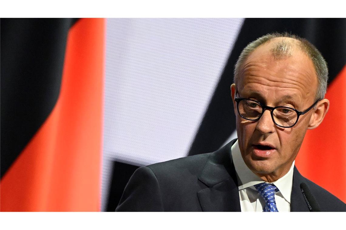 Merz mahnt zu "Kraftanstrengung" und "Aufbruch" Bundeskanzler Merz wendet sich zum Tag der Einheit in einer sehr grundsätzlichen Rede an die Deutschen.