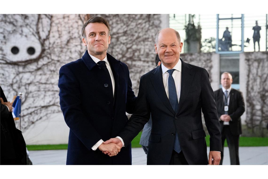Bilder des Tages Bundeskanzler Olaf Scholz begrüßt Frankreichs Präsident Emmanuel Macron vor dem Bundeskanzleramt.