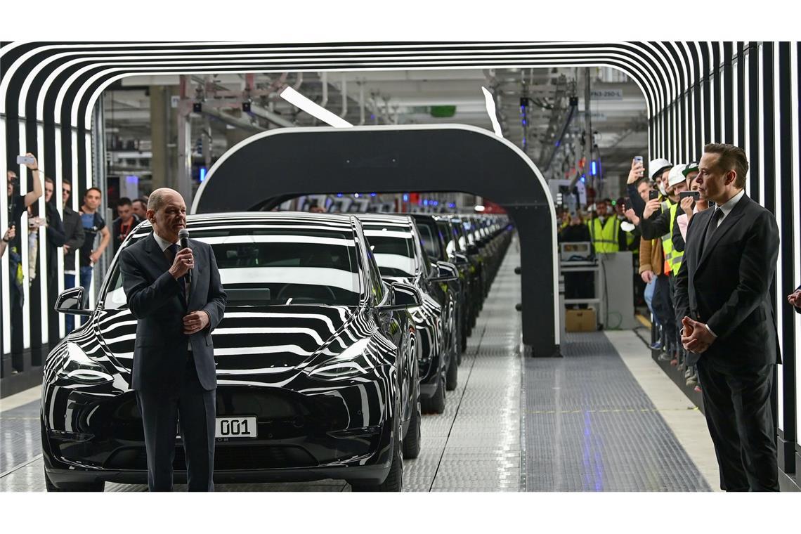 Drei Jahre Tesla: Zwischen Zuversicht und Protest Bundeskanzler Olaf Scholz (l) ist zur Eröffnung der Tesla-Fabrik in Grünheide mit Firmenchef Elon Musk gekommen (Archivbild).
