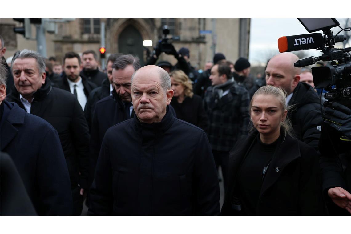 Bilder des Tages Bundeskanzler Olaf Scholz (M, SPD) und Volker Wissing (hinten, parteilos), Bundesminister für Digitales und Verkehr und Bundesminister der Justiz, besuchen den Ort der tödlichen Attacke auf dem Weihnachtsmarkt.