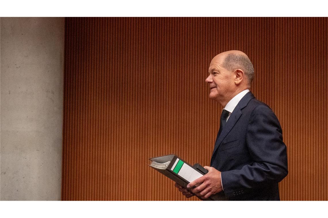 Afghanistan: Scholz lobt Maas für Rücktrittsangebot Bundeskanzler Olaf Scholz (SPD) bringt einen Aktenordner mit Unterlagen mit zu seiner Vernehmung als Zeuge im Afghanistan-Untersuchungsausschuss des Bundestages.