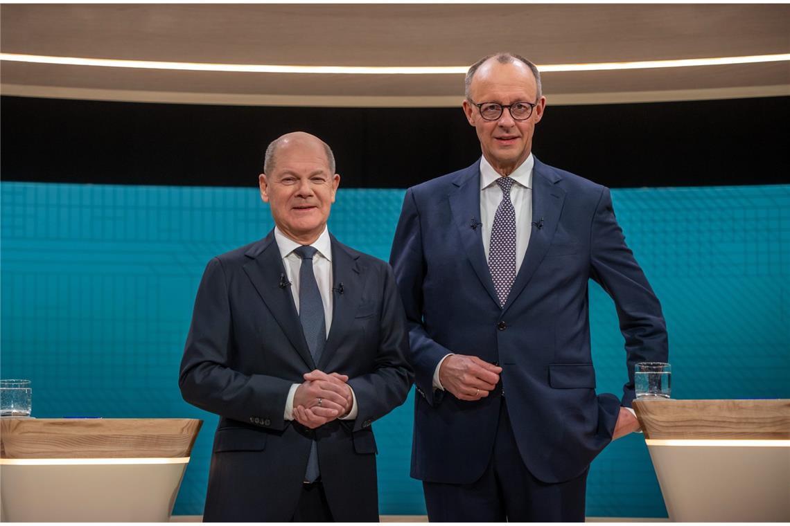 Scholz nennt Chialo "Hofnarr" - "nicht rassistisch" gemeint Bundeskanzler Olaf Scholz (SPD, l), steht neben Friedrich Merz, Unions Kanzlerkandidat und CDU Bundesvorsitzender, vor dem TV-Duell von ARD und ZDF.