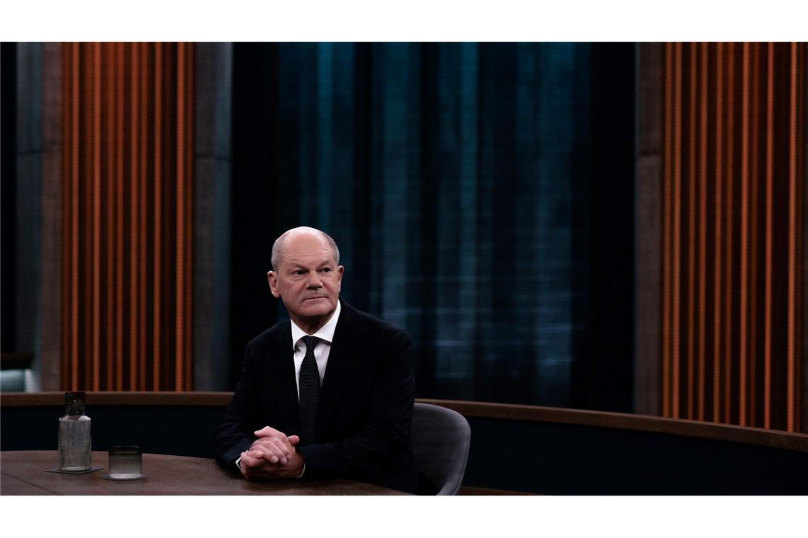 Bilder des Tages Bundeskanzler Olaf Scholz (SPD) sitzt vor Beginn des Live-Interviews im Fernsehstudio der ARD-Sendung "Caren Miosga"