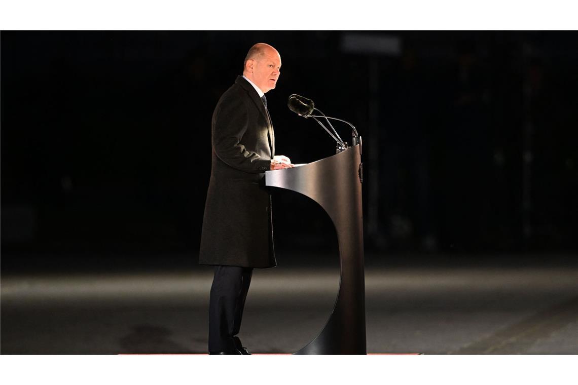 Scholz ruft zu Zusammenhalt unter Demokraten auf Bundeskanzler Olaf Scholz (SPD) steht bei seiner Verabschiedung durch die Bundeswehr auf dem Podium.