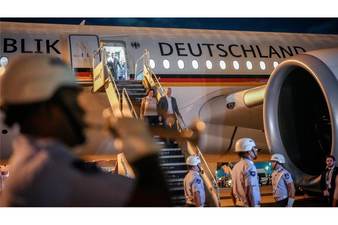 Bilder des Tages Bundeskanzler Olaf Scholz (SPD) und seine Ehefrau Britta Ernst sind auf dem Flughafen Rio de Janeiro Antônio Carlos Jobim gelandet. Sie kamen für den zweitägigen G20-Gipfel der heute beginnt.