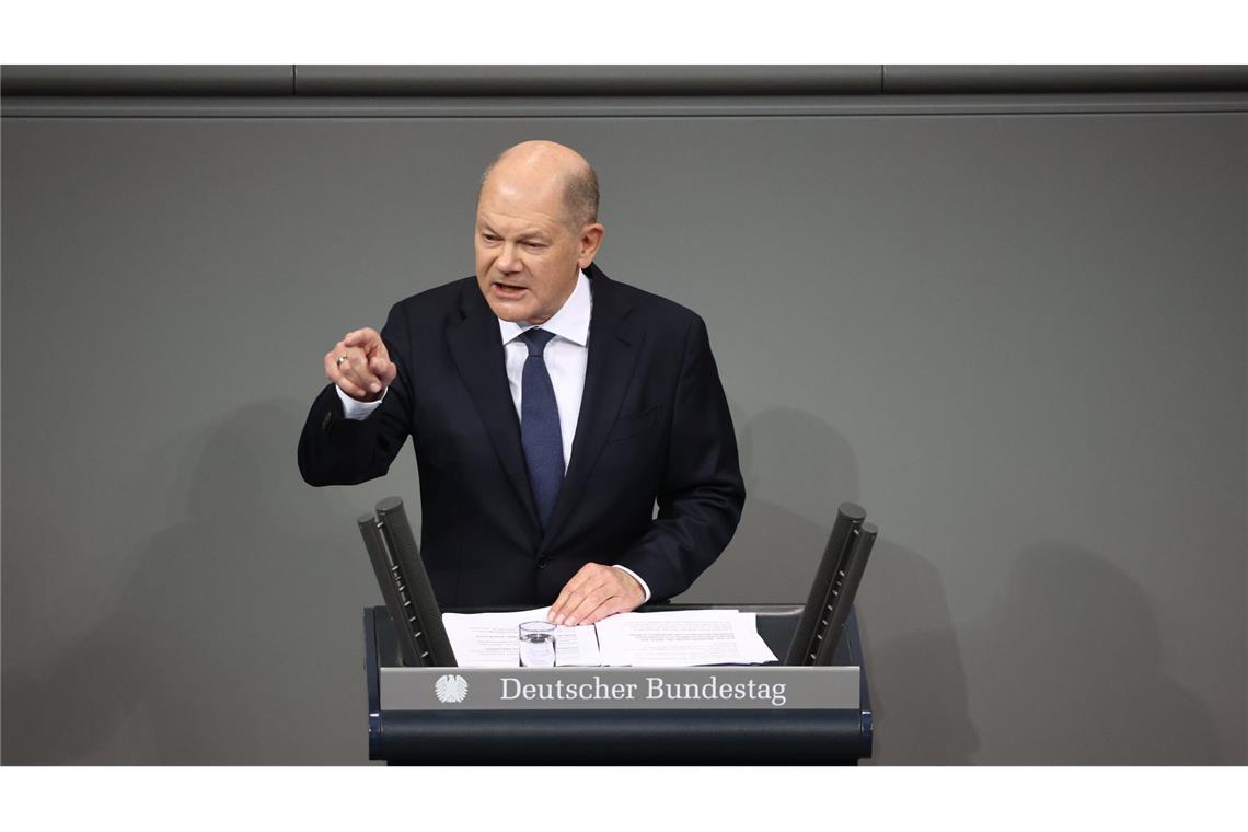 Wenn Bundeskanzler Olaf Scholz sich auf eine Kiste stellt Bundeskanzler Olaf Scholz spricht zur Vertrauensfrage im Bundestag.