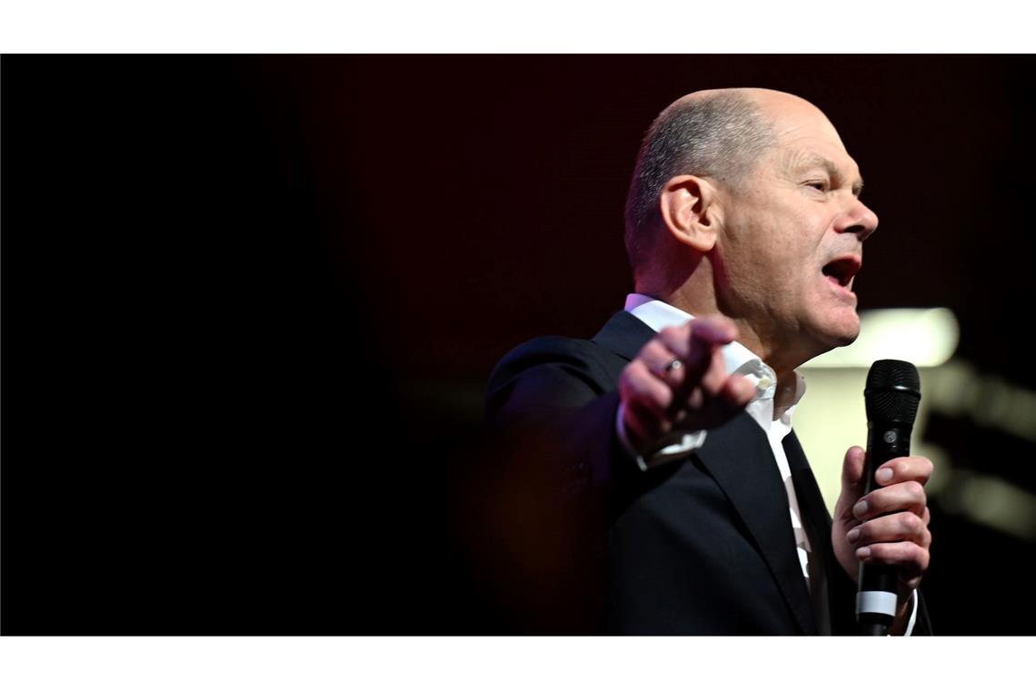 Bilder des Tages Bundeskanzler Olaf Scholz steht beim Wahlkampfabschluss der SPD in der Westfalenhalle auf der Bühne.