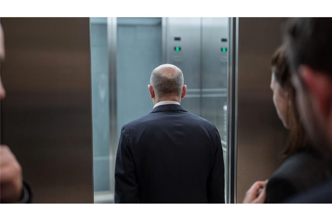 Bilder des Tages Bundeskanzler Olaf Scholz steigt nach dem Bruch der Ampelkoalition in einen Aufzug.