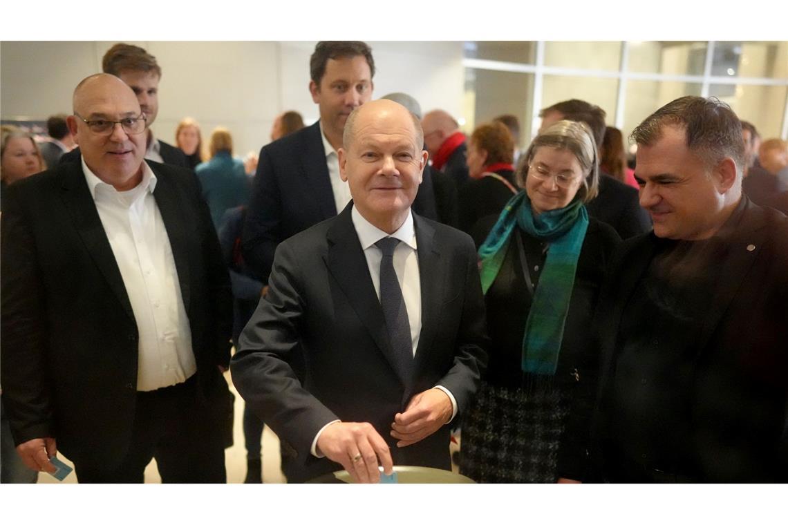 Steinmeier verkündet Neuwahlentscheidung Bundeskanzler Scholz – hier bei der Stimmabgabe – wollte die Vertrauensfrage verlieren. (Archivbild)