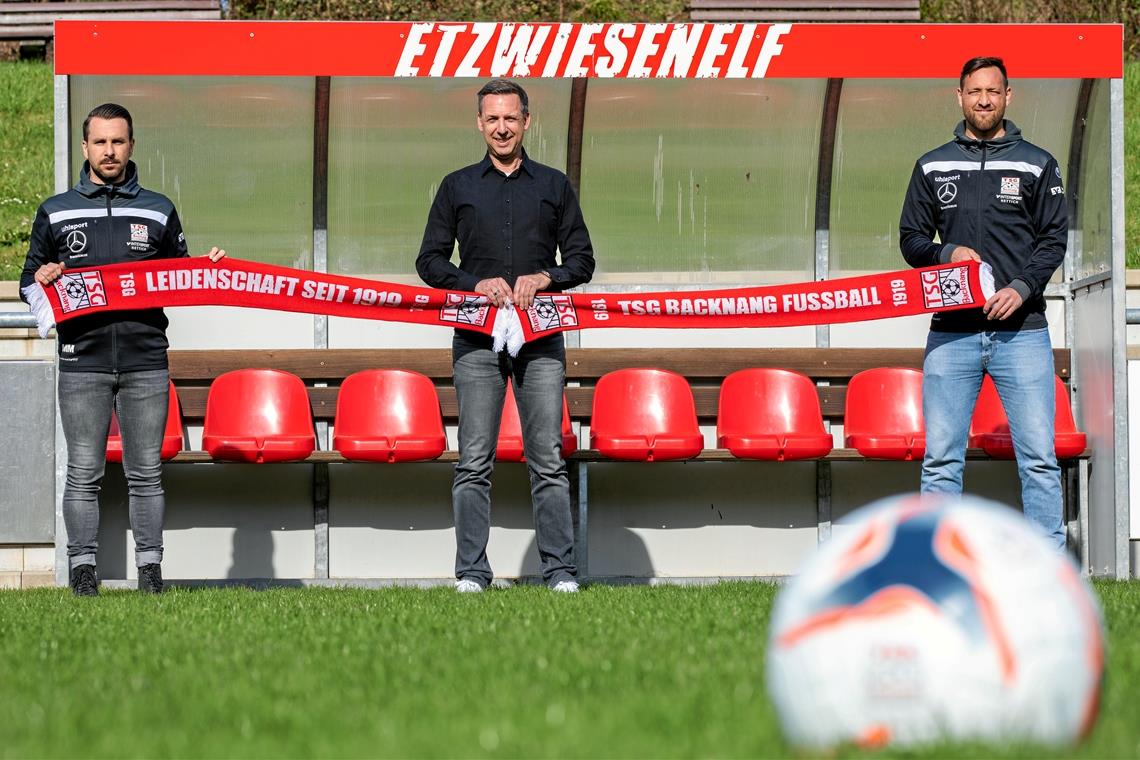 Bundesliga-Stürmer Julian Schieber (rechts) kehrt in die Heimat zurück und wird Co-Trainer bei der TSG Backnang. Ab dem Sommer zieht er beim Etzwiesenklub mit dem neuen Chefcoach Mario Marinic (links) und dem sportlichen Leiter Marc Erdmann an einem Strang. Foto: A. Becher