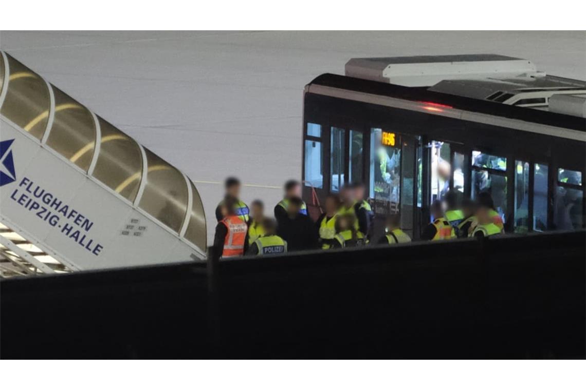 Bundespolizisten bringen einen Mann auf dem Flughafen Leipzig-Halle in ein Flugzeug. Am Dienstagmorgen wurde ein Abschiebeflug nach Afghanistan durchgeführt.