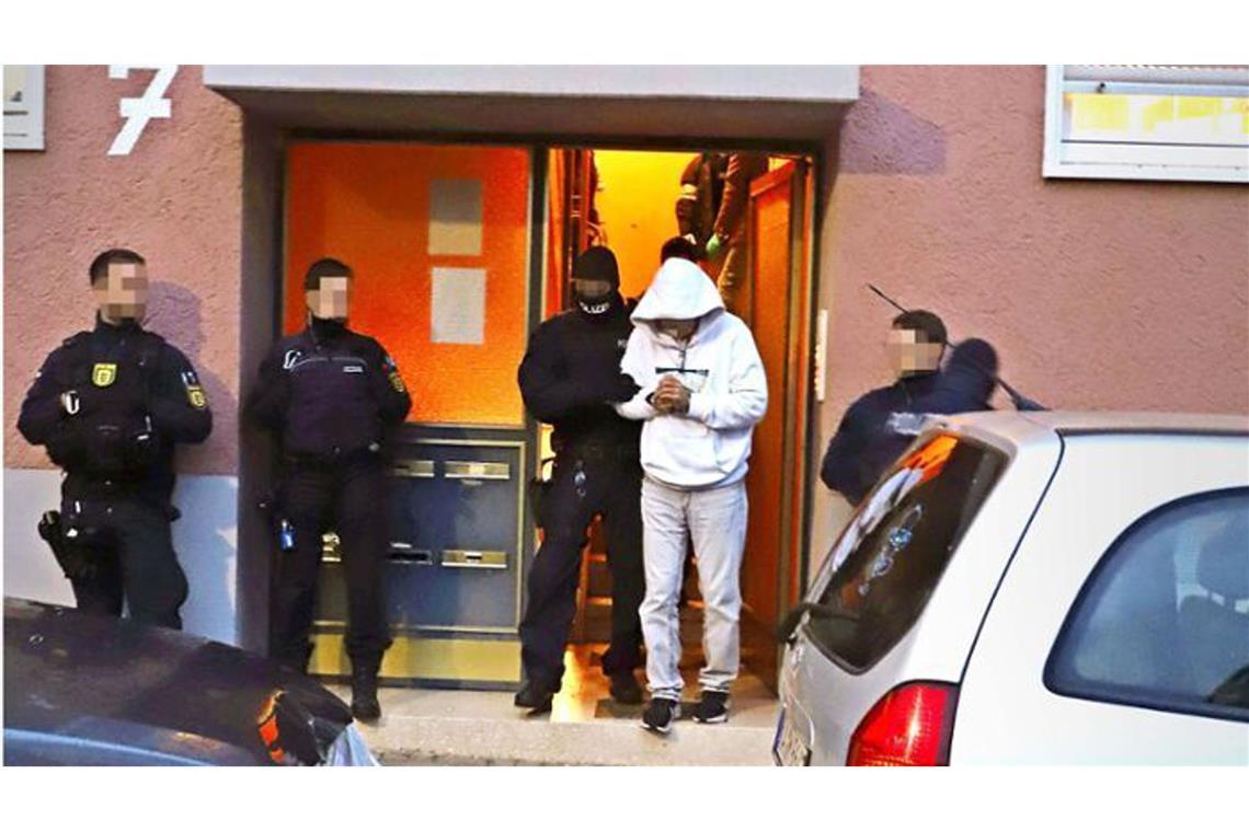 „Sonst blase ich euch das Licht aus!“ Bundespolizisten führen Marco van H. aus einem Haus in Pfinztal bei Karlsruhe. Zuvor hatten Polizisten des Spezialeinsatzkommandos Baden-Württemberg den heute 51-jährigen am 7. Dezmeber 2022 festgenommen.